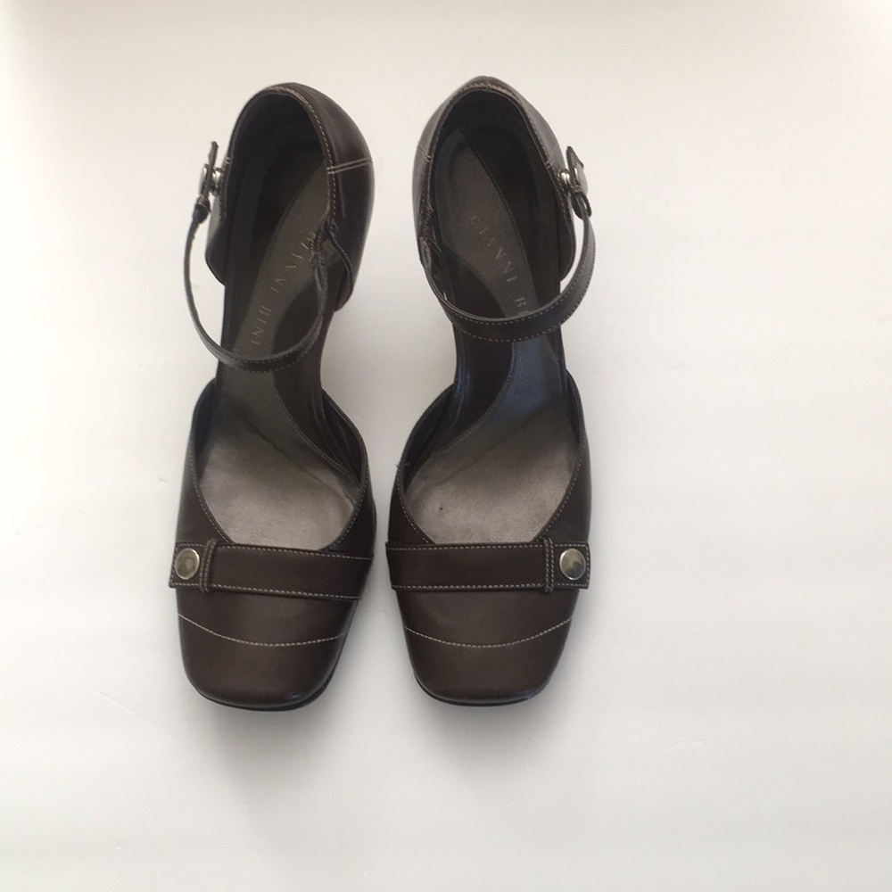 Brown heels with ankle strap. - Picture 1 of 3